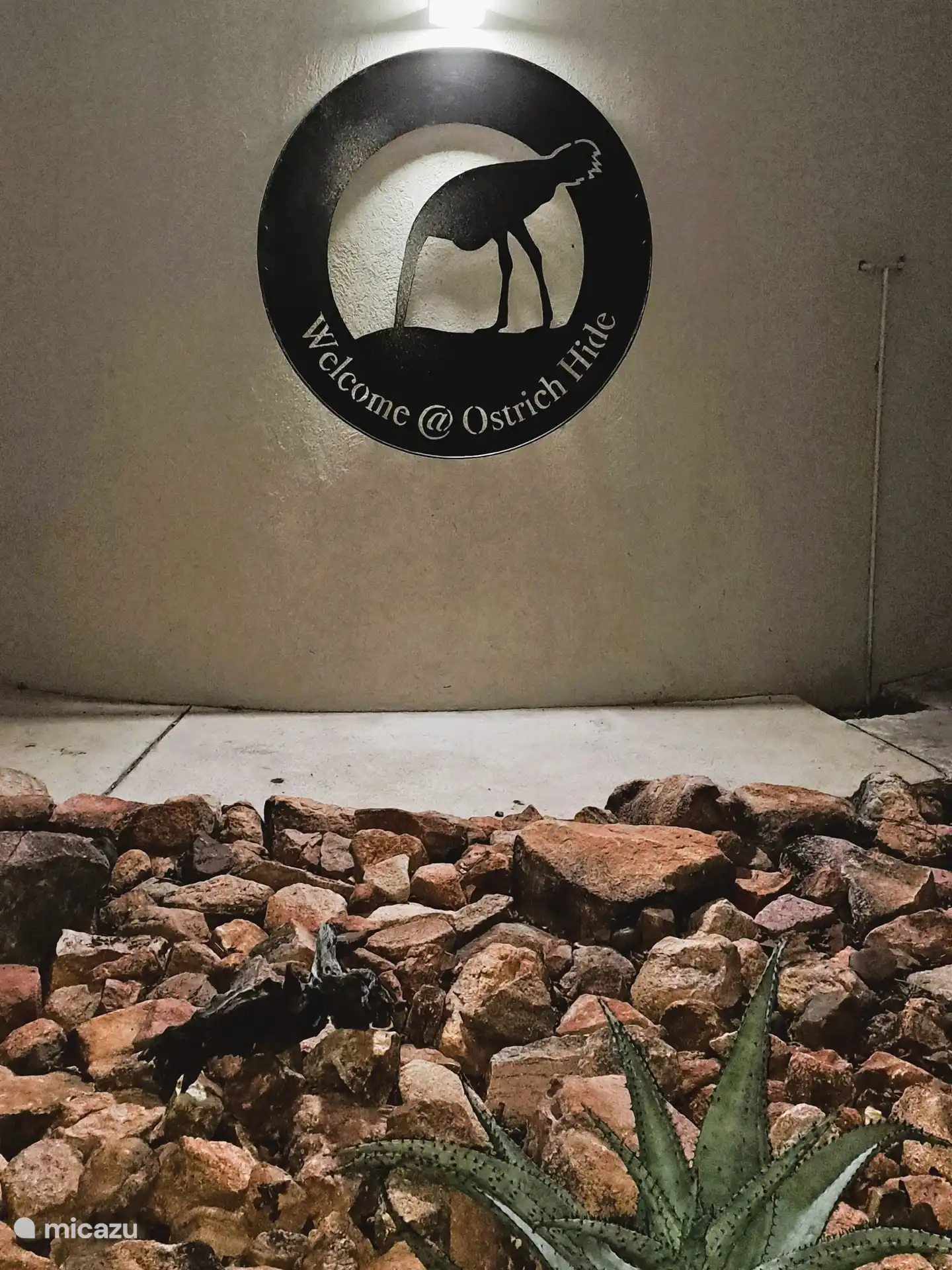 Notre magnifique panneau Welcome @ Ostrich Hide avec éclairage.
