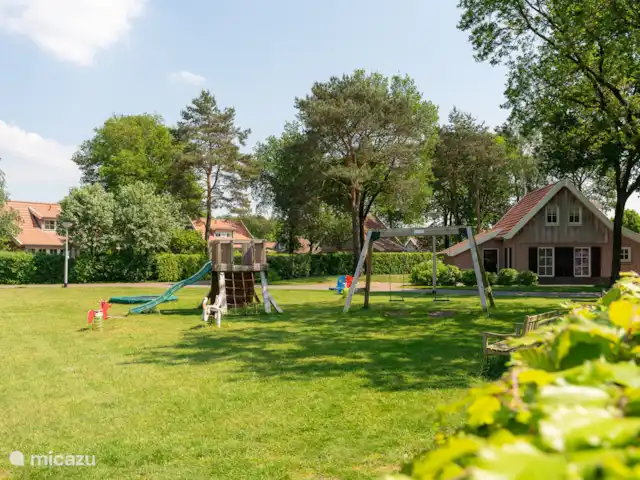 La casa de campo de los Pimpelmees en Países Bajos, Overijssel, Hoge Hexel - casa vacacional Parque infantil del parque de vacaciones.