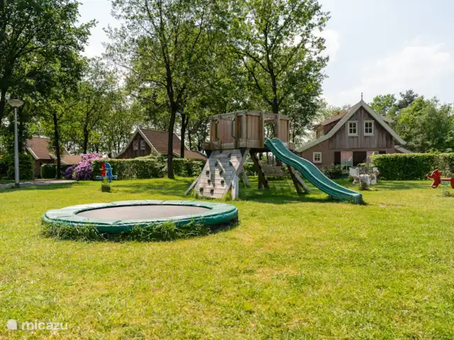 La casa de campo de los Pimpelmees en Países Bajos, Overijssel, Hoge Hexel - casa vacacional Parque infantil del parque de vacaciones.