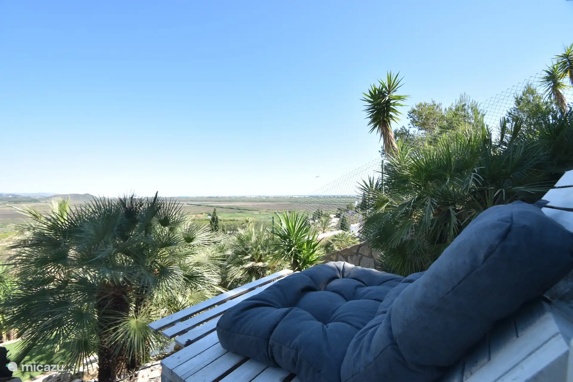 Die langgezogenen Sandstrände von Deveses sind 10 Minuten vom Haus entfernt.