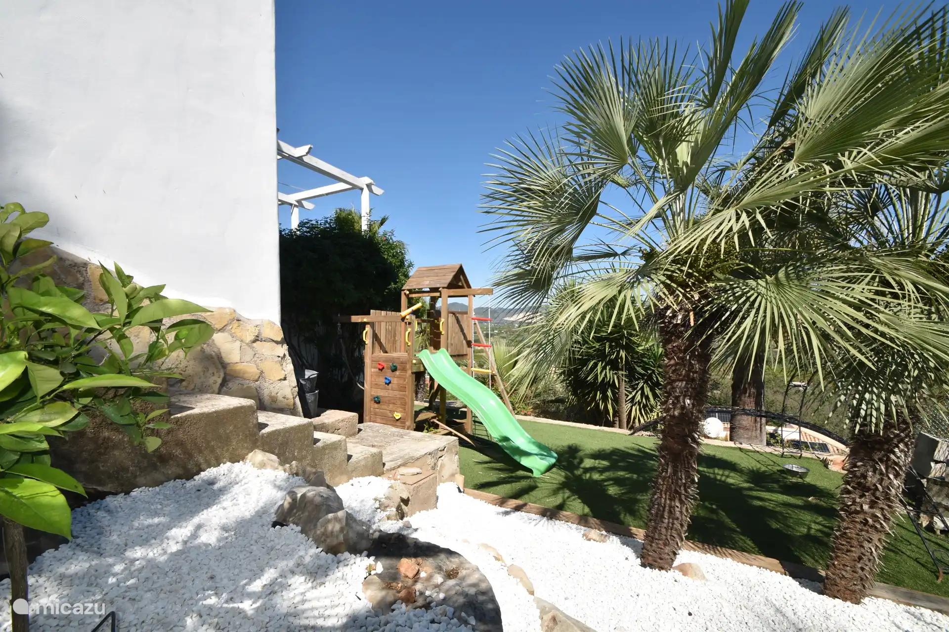 Für die Kleinsten gibt es einen Spielplatz (eingezäunt und mit einem Tor geschlossen). Zwei Sonnenliegen sorgen dafür, dass Mama und Papa sich entspannen können, während sich die Jüngsten vergnügen.