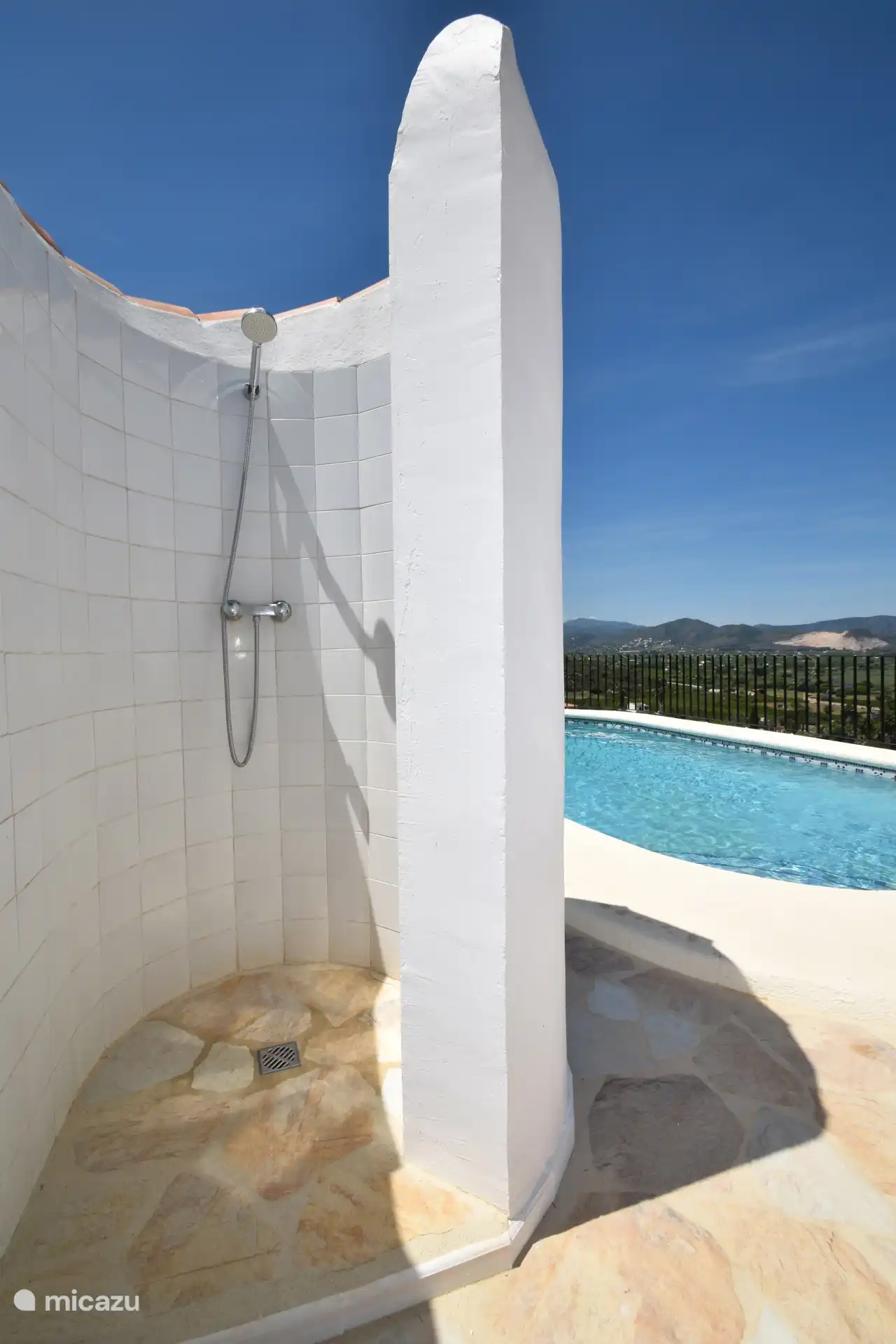Außendusche mit heißem Wasser und Blick auf den blauen Himmel. Ein kleines Stück Himmel auf Erden! 