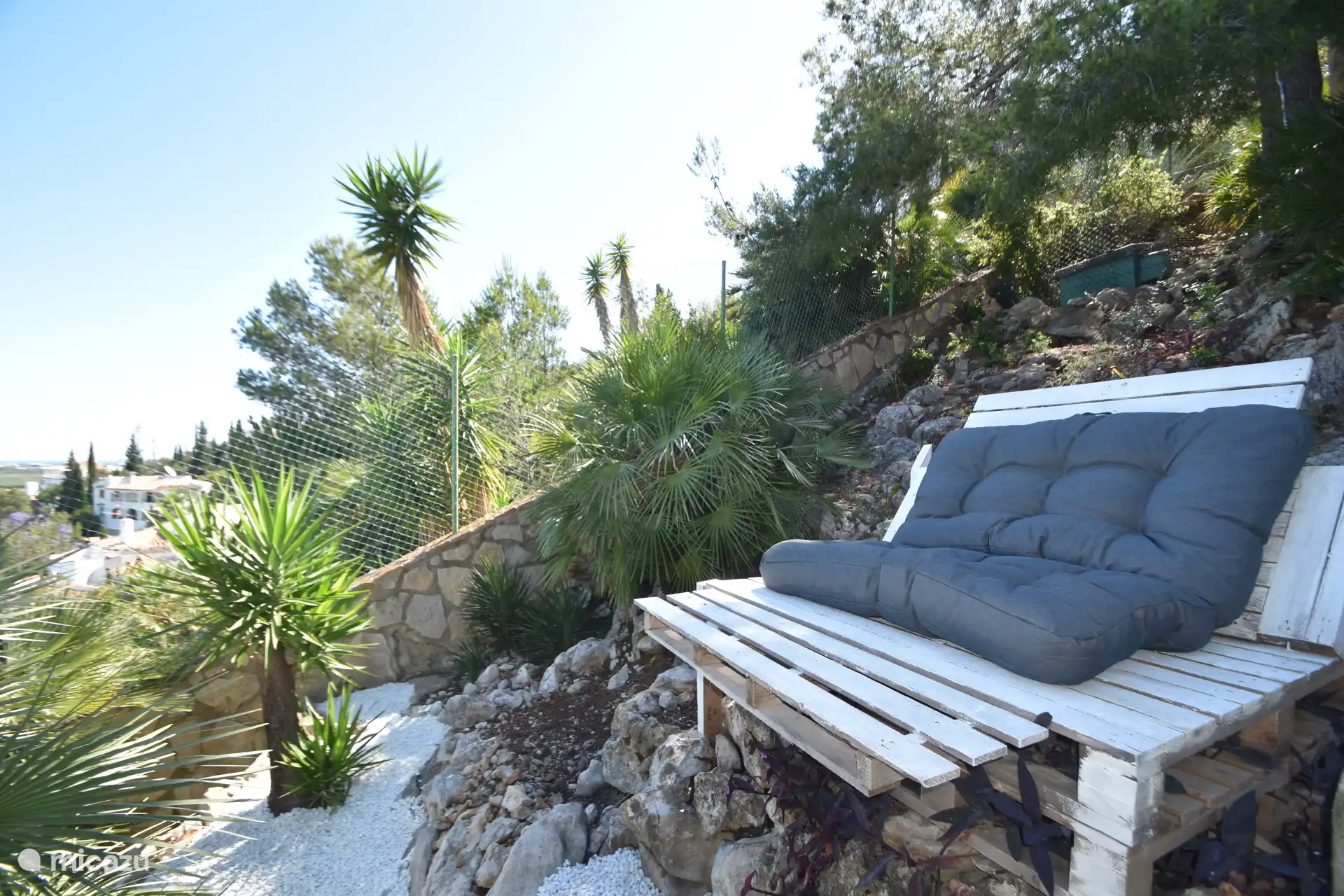 Eine schöne Sternenbank, um die schöne Aussicht auf das Meer und den Marjal zu genießen
