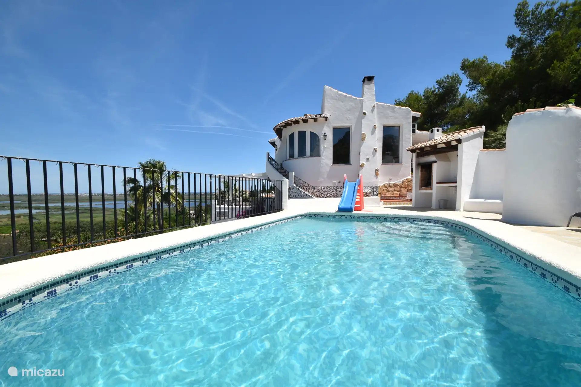 Das Haus ist aufgeteilt in 2 Wohnungen mit jeweils 2 Schlafzimmern, Küche, Wohnzimmer und insgesamt 3 Bädern. 