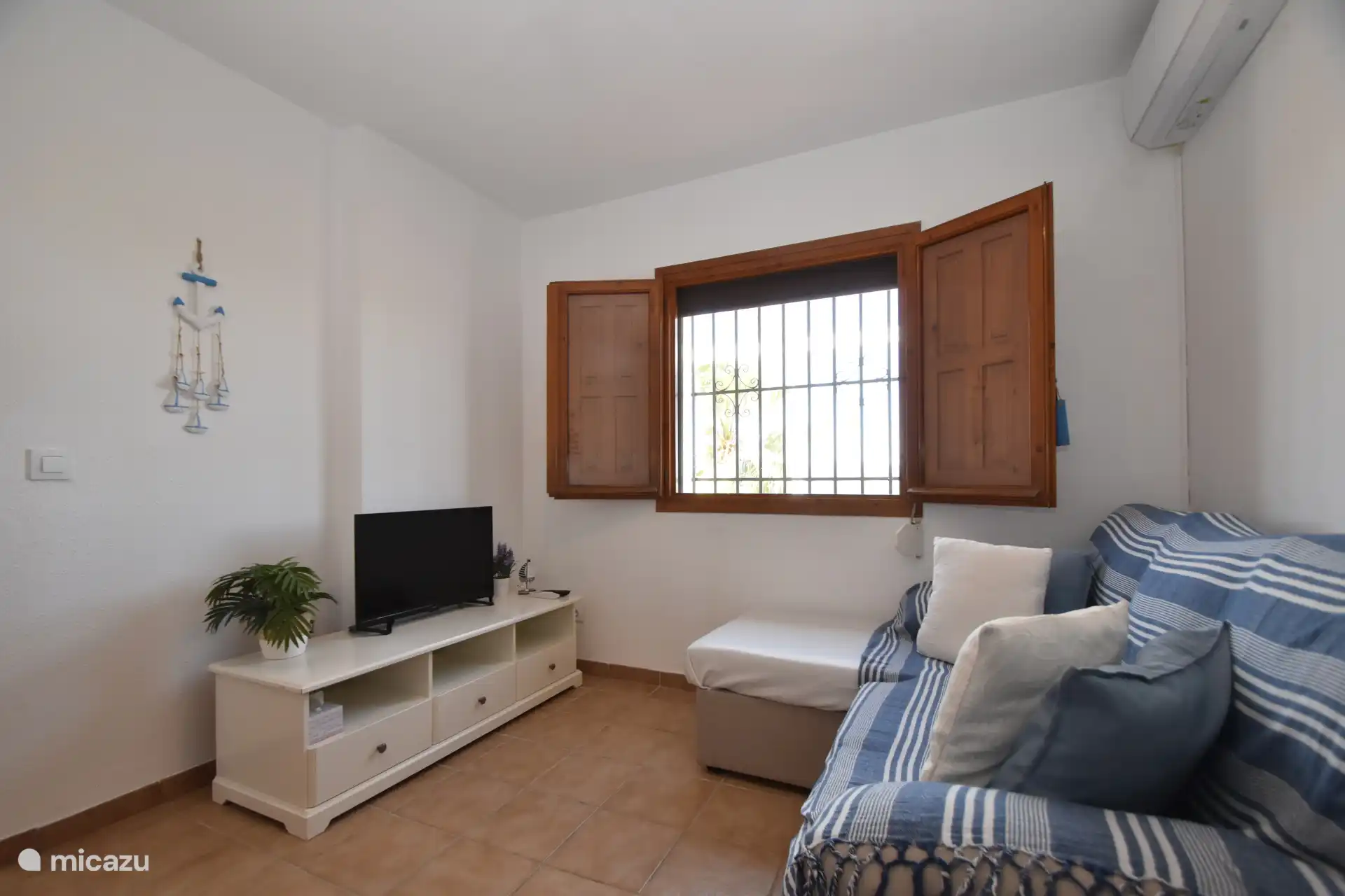 Wohnraum der ersten Wohnung mit SmartTV mit Blick auf die Terrasse und den Marjal.