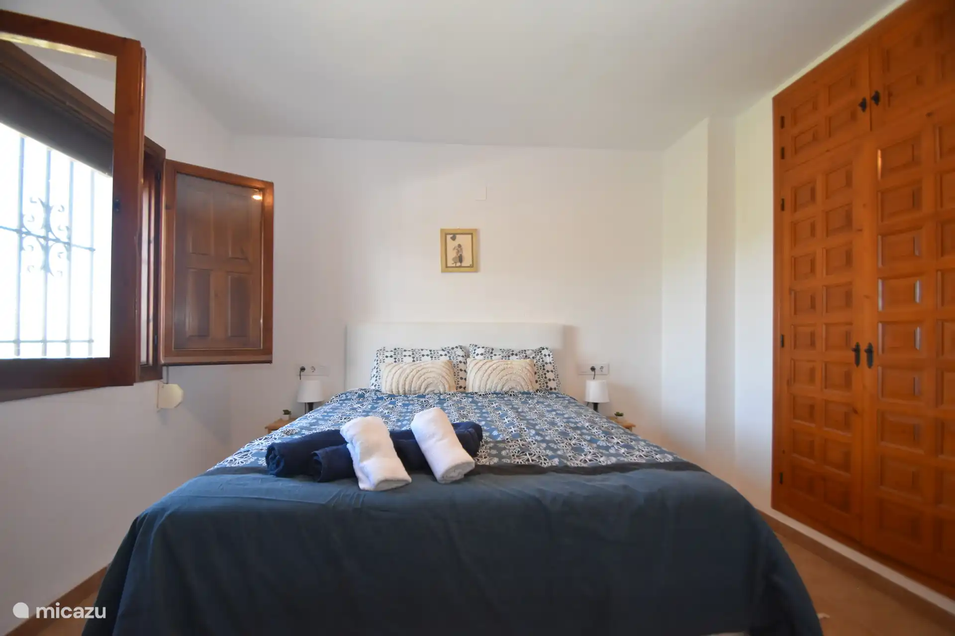 Beide Wohnungen verfügen über neuere Boxspringbetten, eines mit einem zusätzlichen Topper für eine noch bessere Erholung.