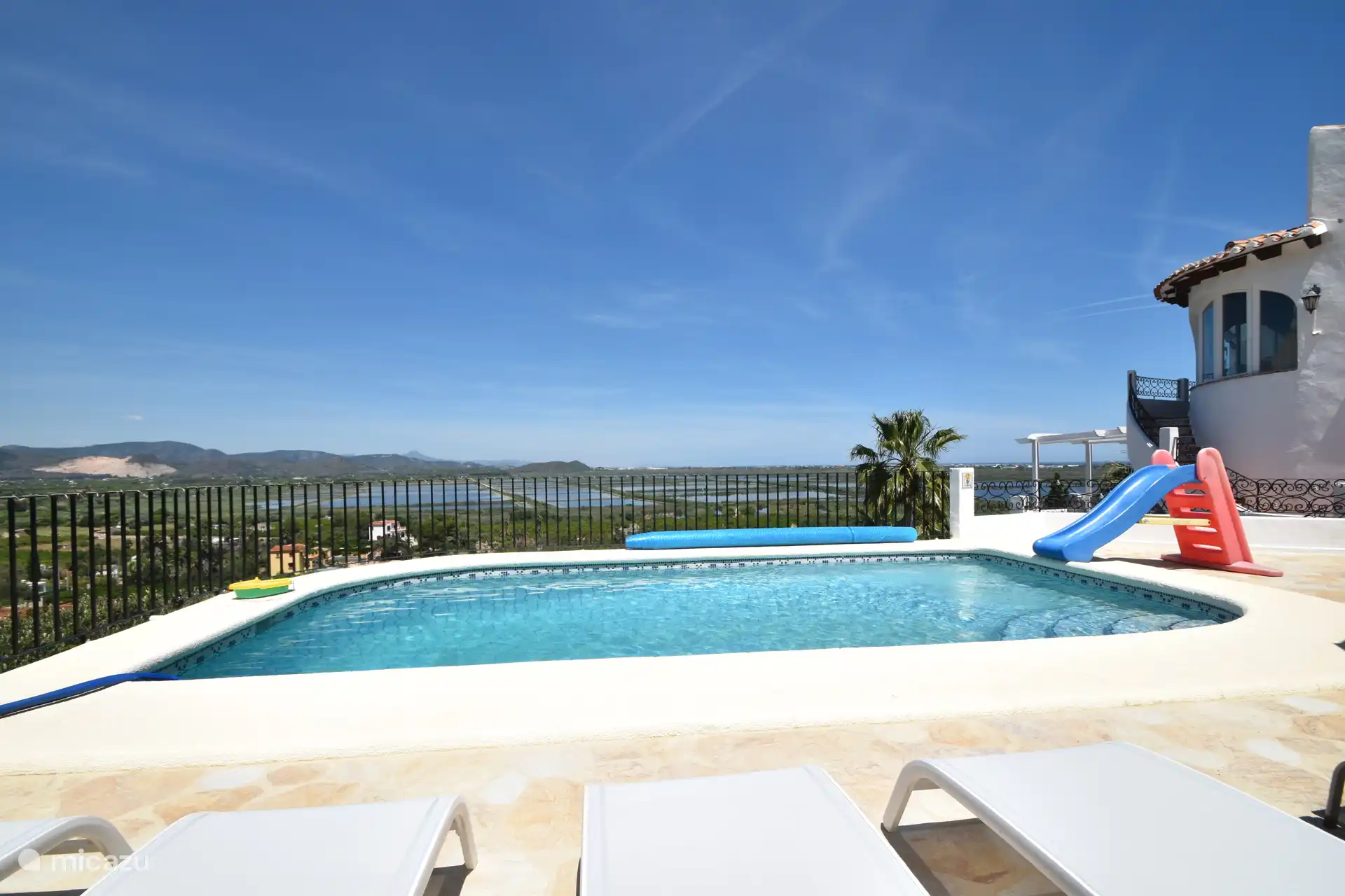 Spektakuläre Ausblicke auf den Marjal, das Naturschutzgebiet, in dem valencianischer Reis angebaut wird, und es gibt eine Quelle mit natürlichem heißem Wasser mit medizinischer Wirkung.