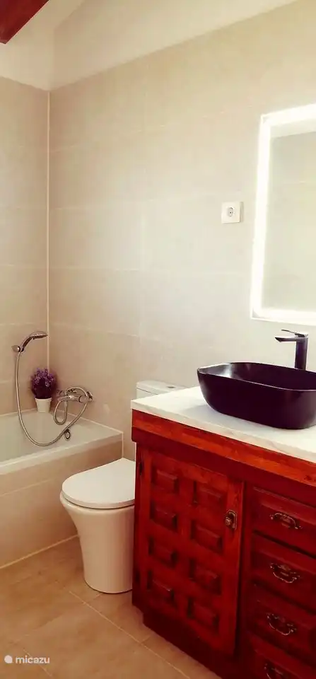 Eines der 2 Badezimmer in der oberen Wohnung. Dies mit einer Badewanne und einer Waschmaschine;
Duschbad im anderen kleineren Badezimmer. Beide neu ab 2022;