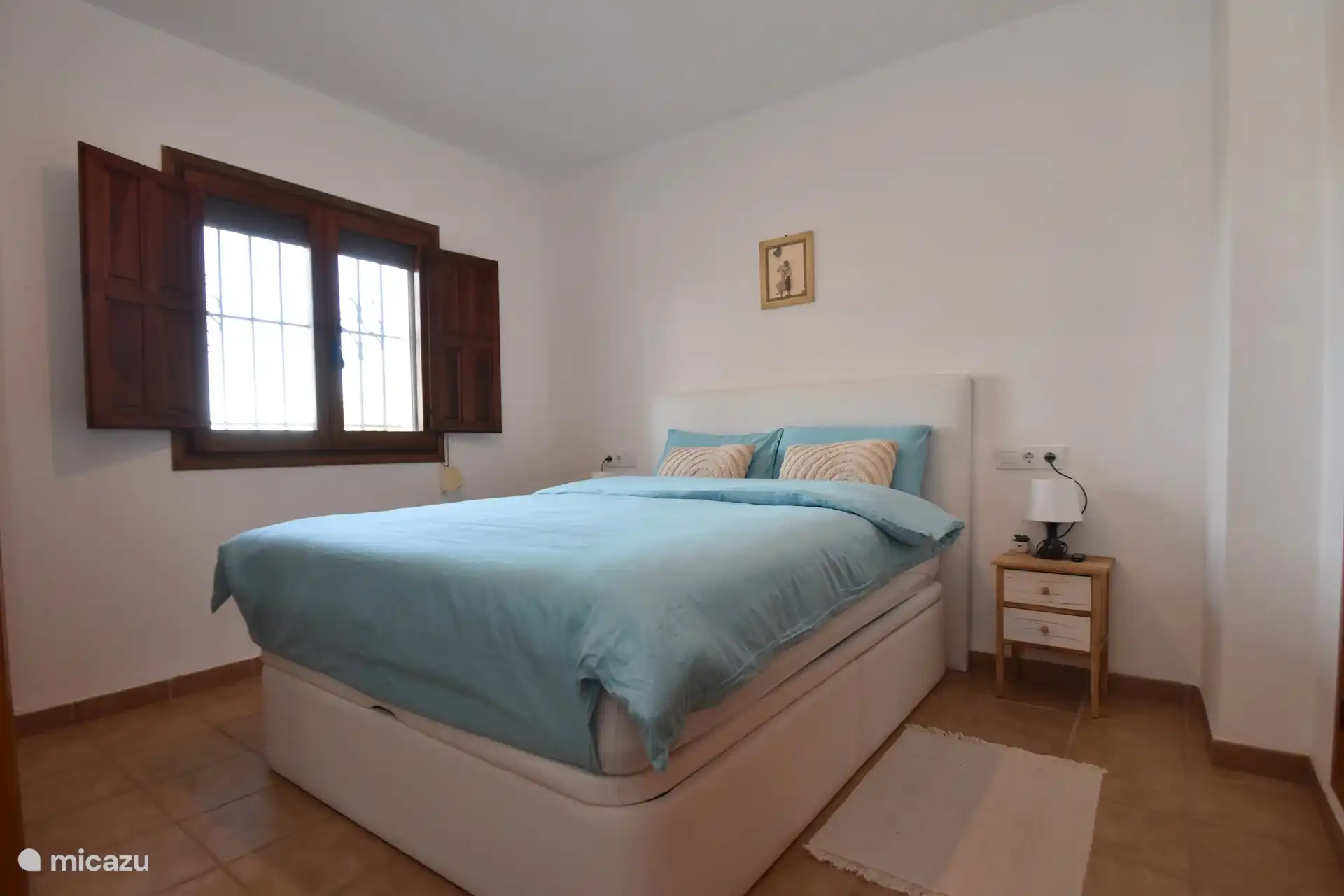 Hauptschlafzimmer im ersten Stock mit schönem, frischem Boxspringbett und viel Stauraum