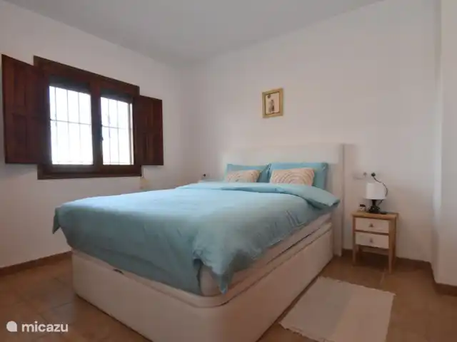 El Castellet, maison privée et piscine | Espagne, Costa Blanca, Dénia - villa Chambre principale au premier étage avec un joli sommier à ressorts récent et beaucoup d’espace de rangement