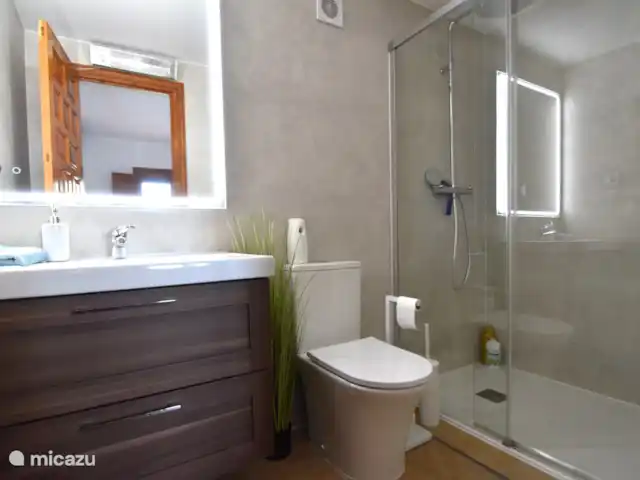 El Castellet, maison privée et piscine | Espagne, Costa Blanca, Dénia - villa Salle de bain au premier étage avec douche à effet pluie. Sèche-cheveux fourni.