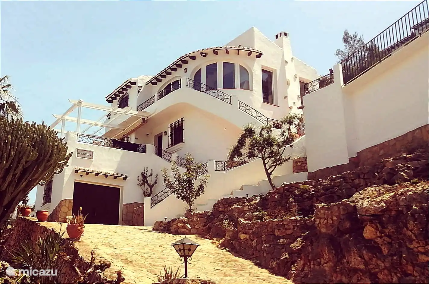 Blick auf das Haus von der Straße aus. Aufgeteilt in 2 separate Wohnungen, jede mit eigenem Eingang, (überdachter) Terrasse und 2 Schlafzimmern und (2) Badezimmer(n)