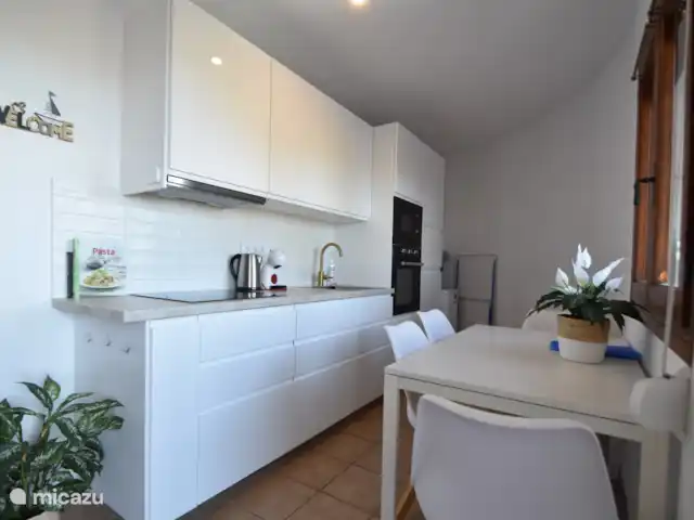 El Castellet, maison privée et piscine | Espagne, Costa Blanca, Dénia - villa Cuisine rénovée avec lave-vaisselle, micro-ondes et four à convection. Grand réfrigérateur intégré avec compartiment congélateur. La cuisine s’ouvre directement sur la terrasse ensoleillée au fond.