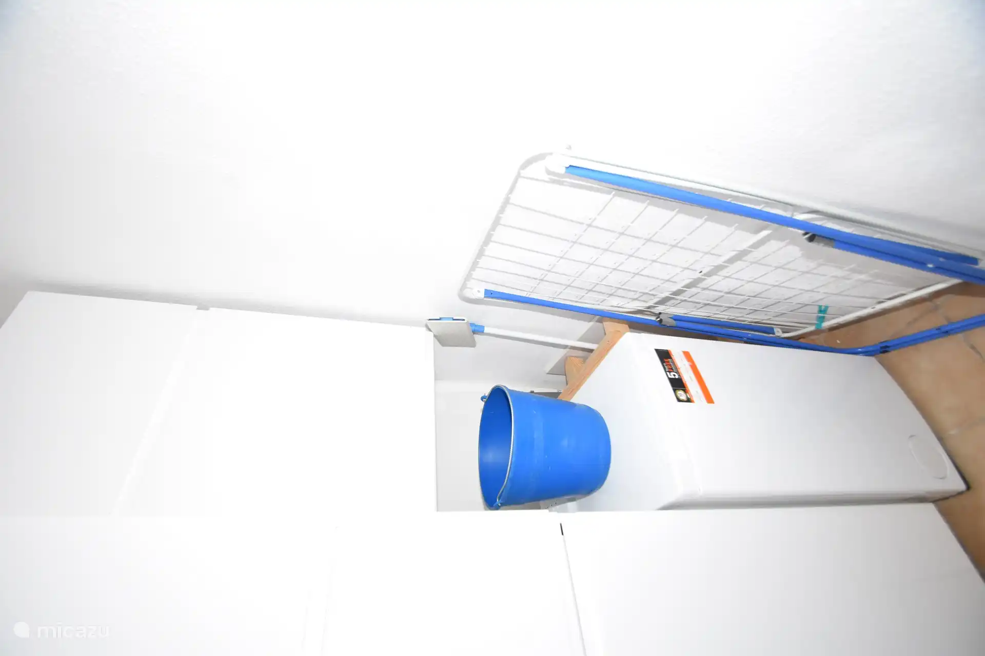 Jede Wohnung verfügt über eine eigene Waschmaschine und einen Wäscheständer