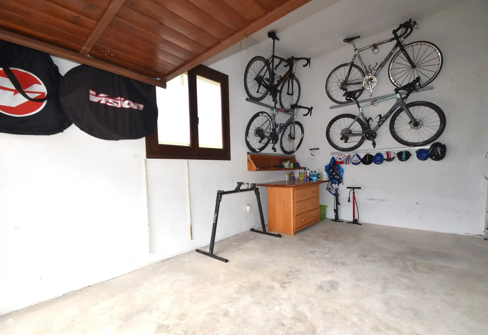 Fahrradgarage mit allem, was man braucht, um das Fahrrad einzustellen, zu reparieren und Material zu sparen.