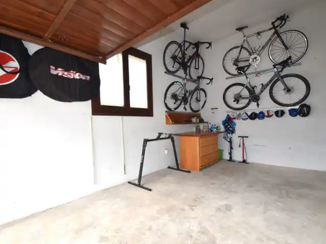 El Castellet, maison privée et piscine | Espagne, Costa Blanca, Dénia - villa Garage à vélos avec tout le nécessaire pour régler le vélo, le réparer et le matériel de rechange.
