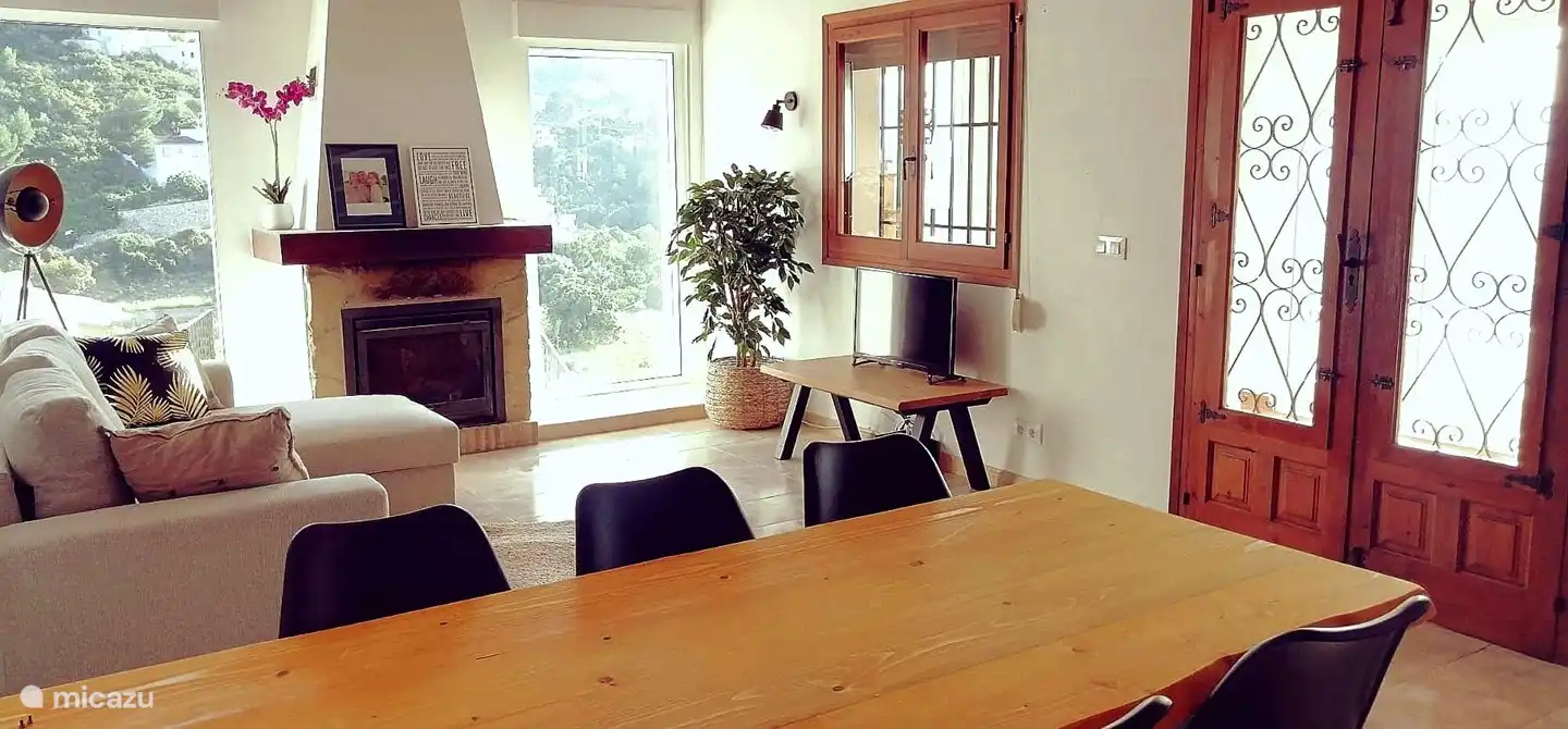 Geräumiges Wohnzimmer im 2. Stock mit angrenzender überdachter Veranda