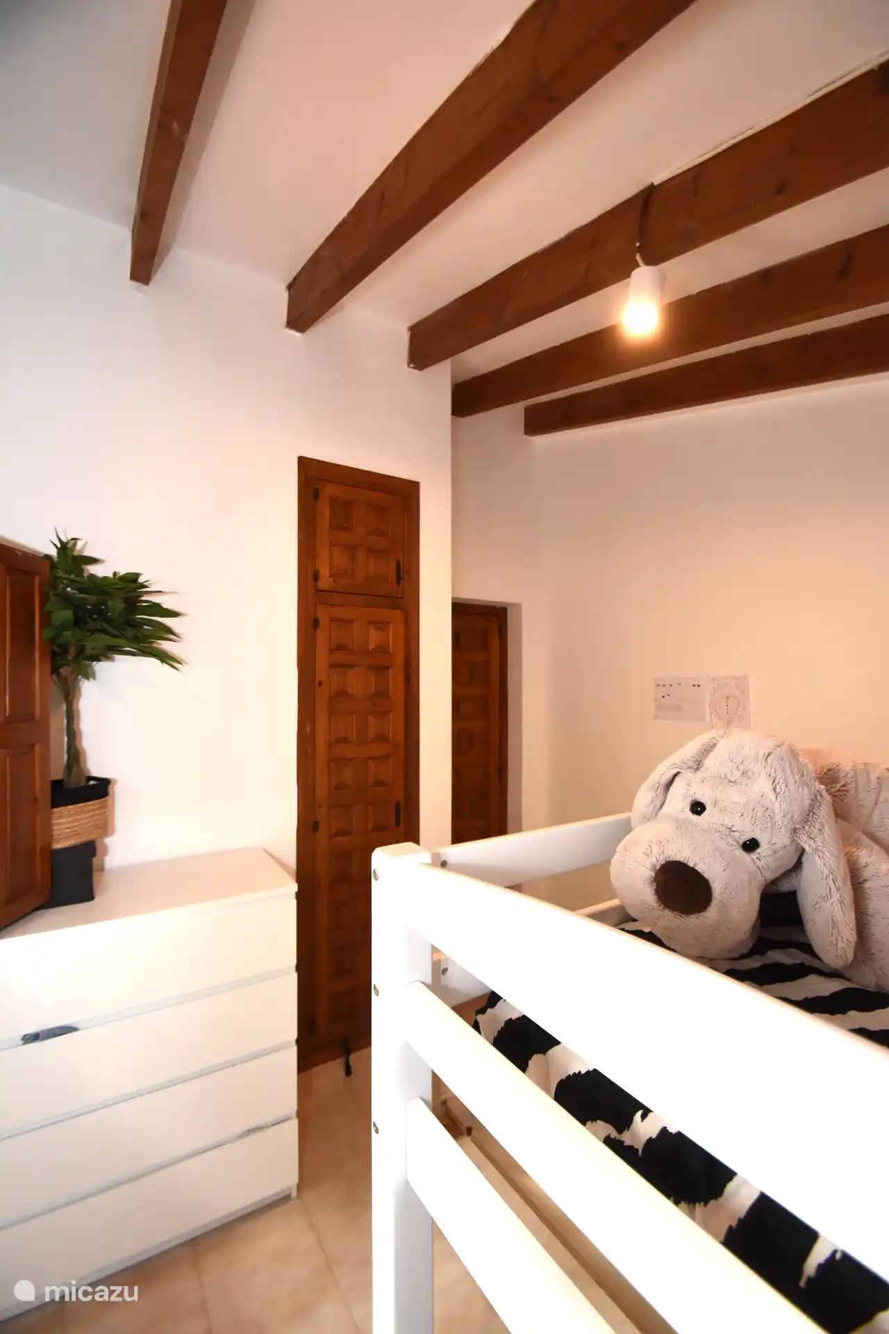 Kinderzimmer mit Etagenbetten in der oberen Wohnung. Von hier aus hat man einen Blick auf den Steingarten. Wunderbares Erwachen mit den zwitschernden Vögeln.