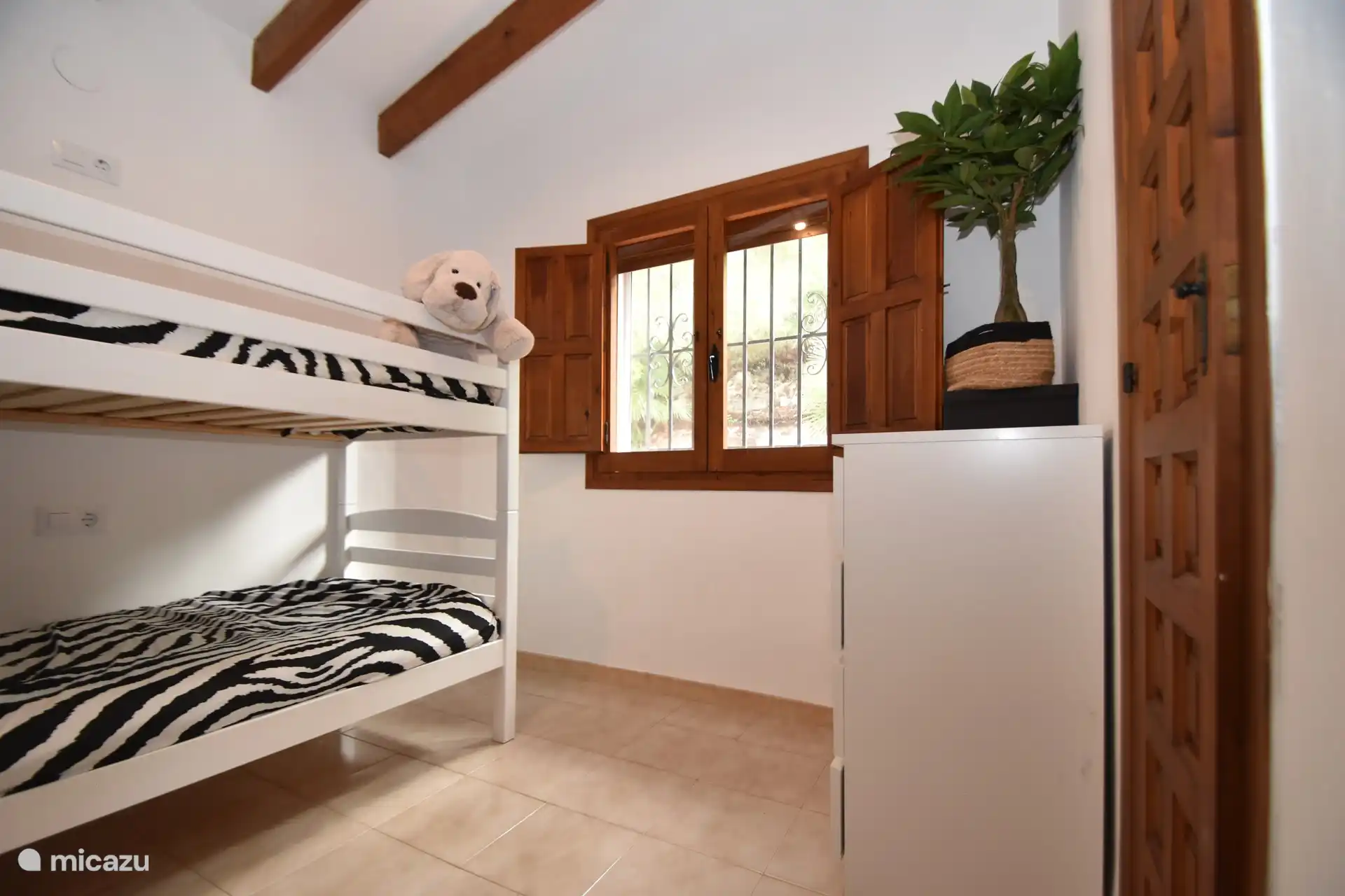 Alle Fenster haben Fensterläden und Moskitonetze.