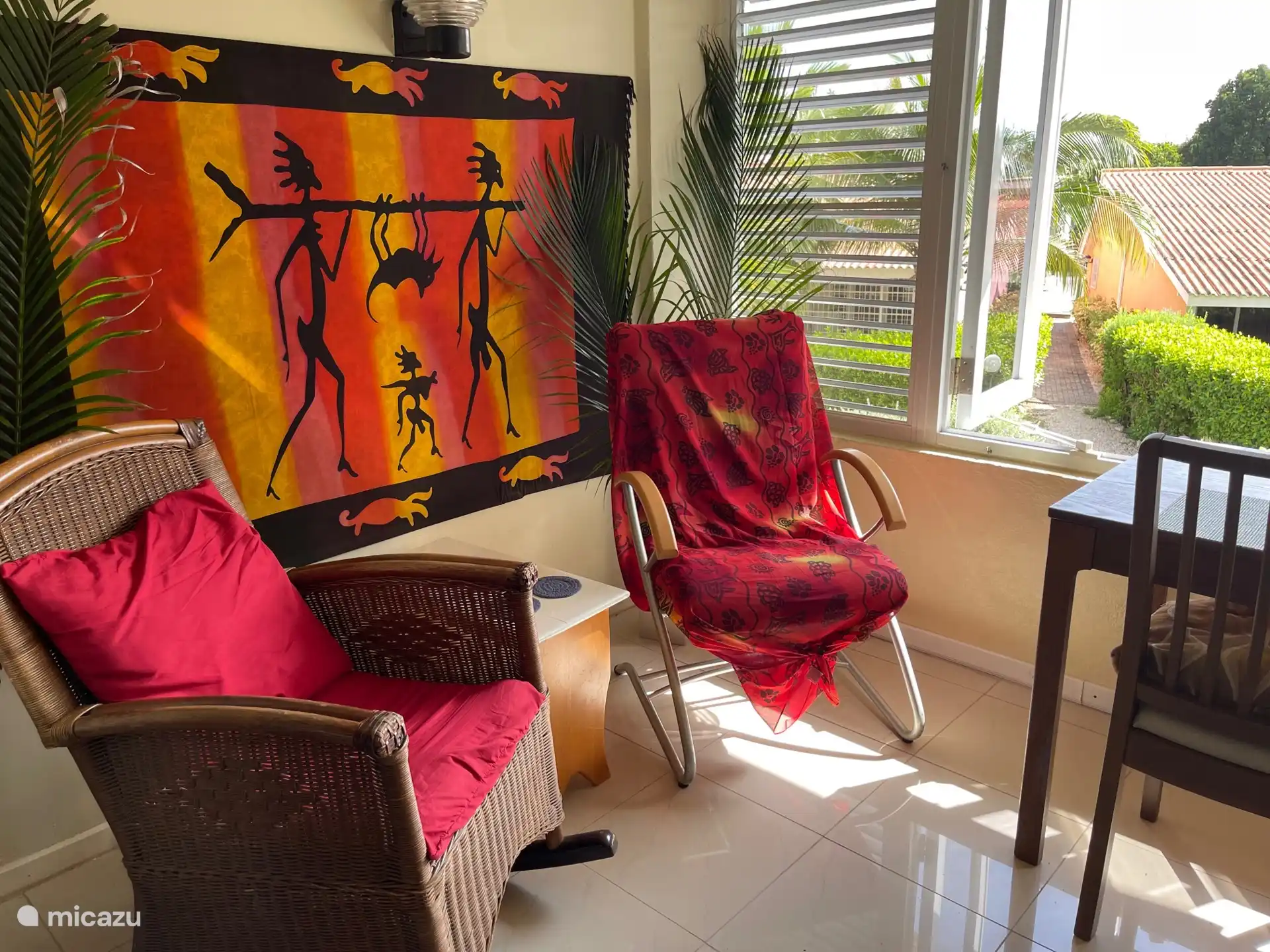 eetkamer met 2 schommelstoelen