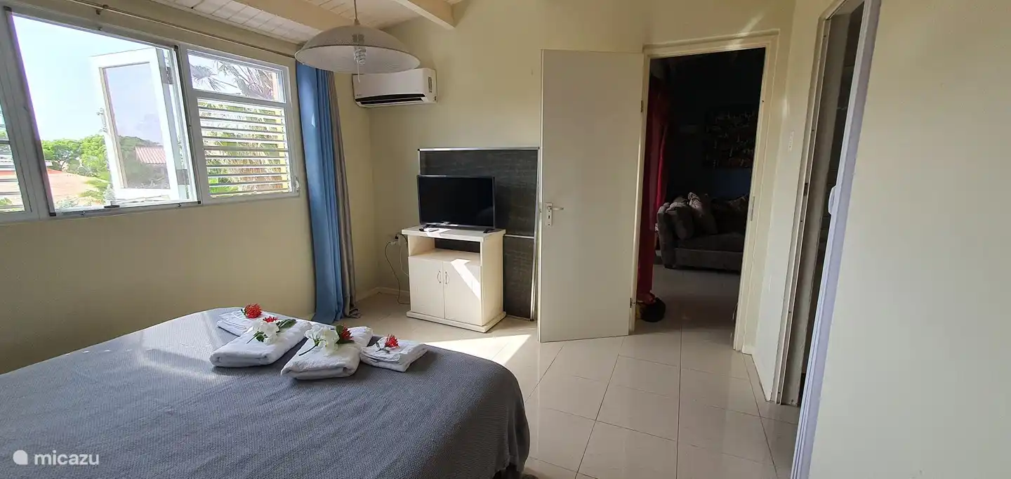 slaapkamer
met smart tv, airco en dubbele inbouwkast met spiegelwand. mogelijkheid voor 2-p-luchtbed met pomp en beddengoed