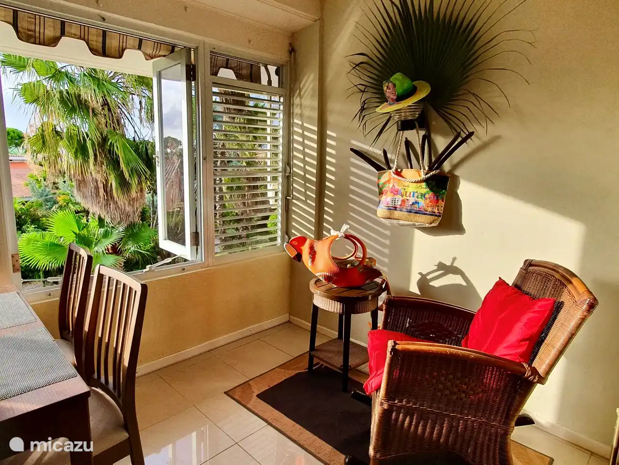 halfopen balkon met uitzicht op tuin