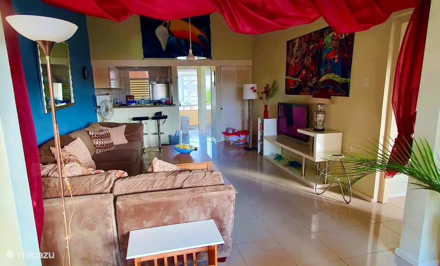 woonkamer met eetbar en open keuken, 50” tv en grote 6-p-bank waar ook 2 kinderen op kunnen slapen