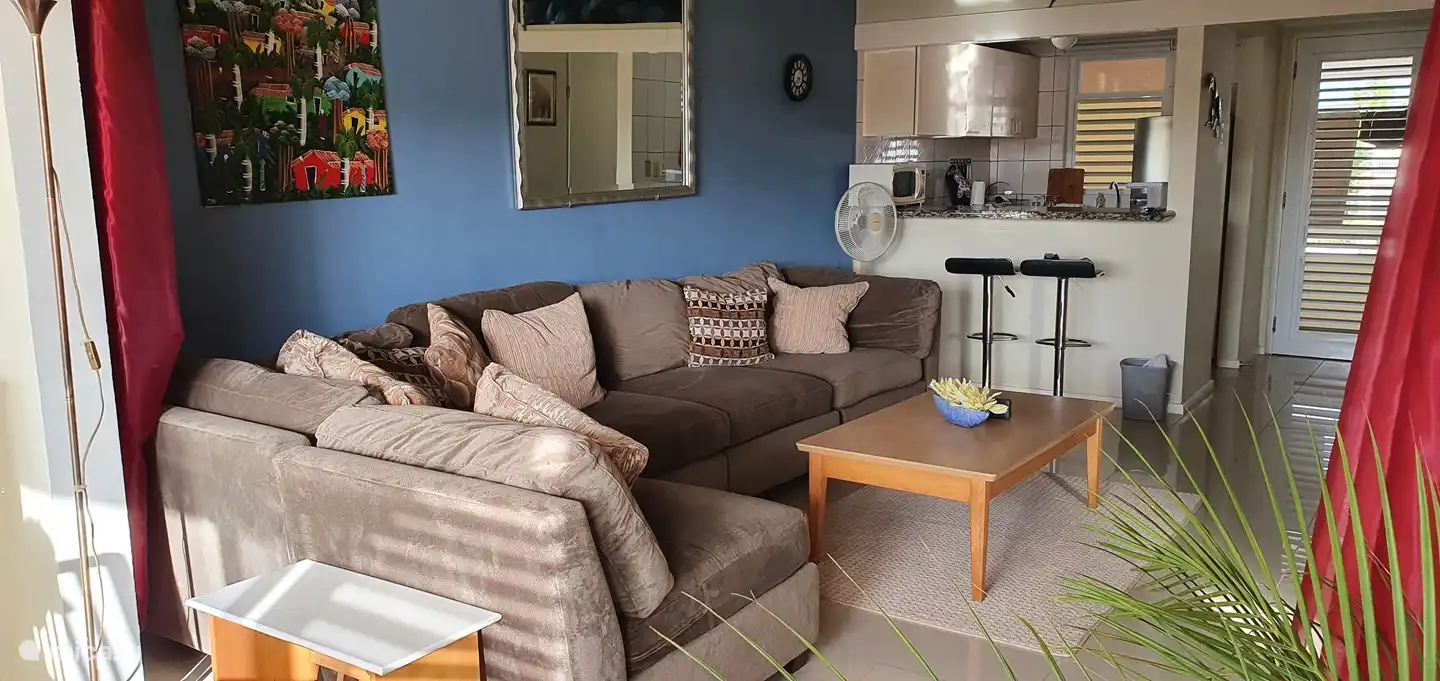 grote 6-p-bank waar evtl. kinderen kunnen slapen of op een 2-p-luchtbed met
pomp en beddengoed