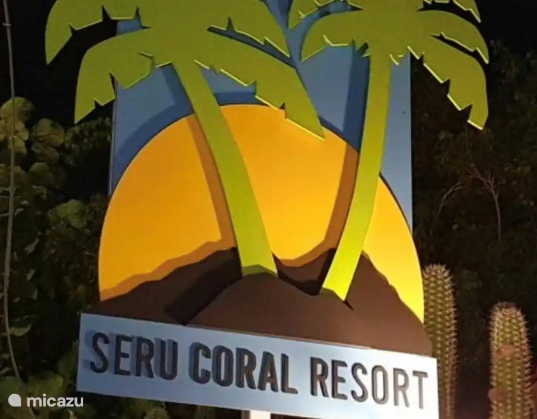 dit bord hangt boven de elektrische poort