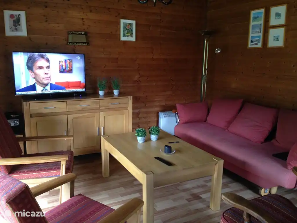 Sala de estar, el sofá se puede sacar en una cama generosa de 180 cm de ancho.