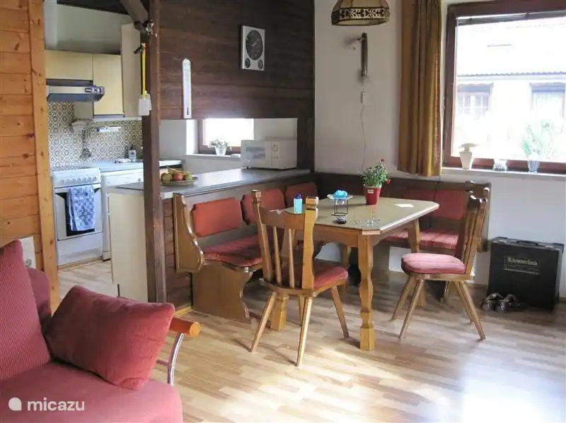 Sala de estar con un típico sofá esquinero austriaco.