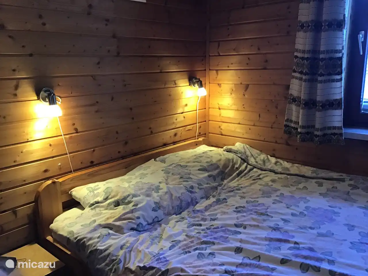 Dormitorio con cama de 140 cm de ancho
