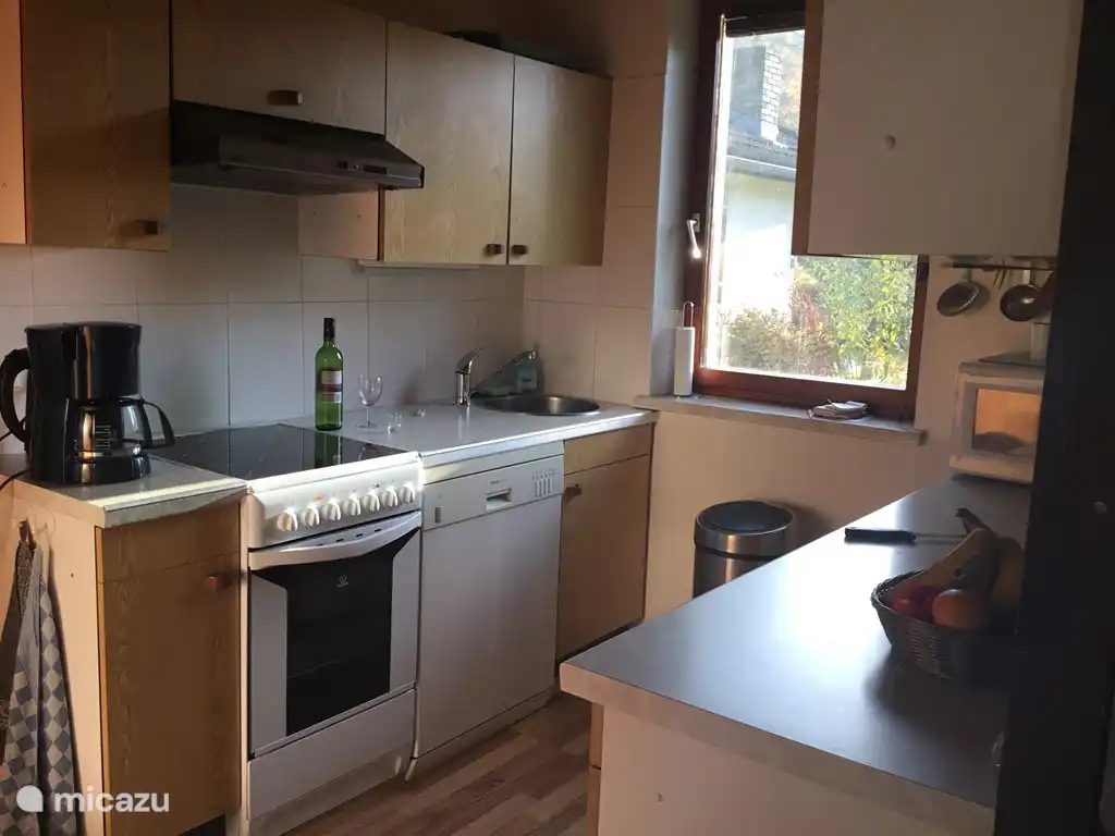 Cocina en conexión abierta con sala de estar.