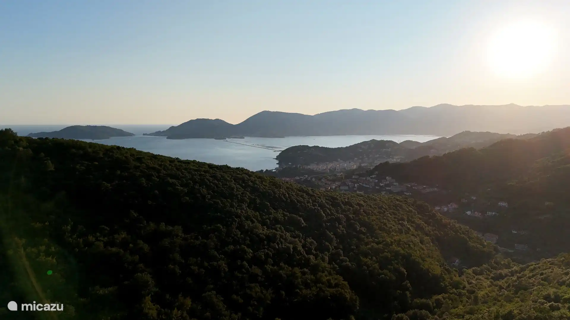 Vista al mar y al parque por la tarde
