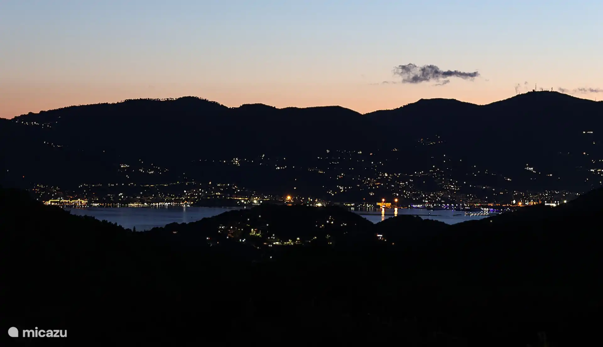Vista al mar y al parque por la noche