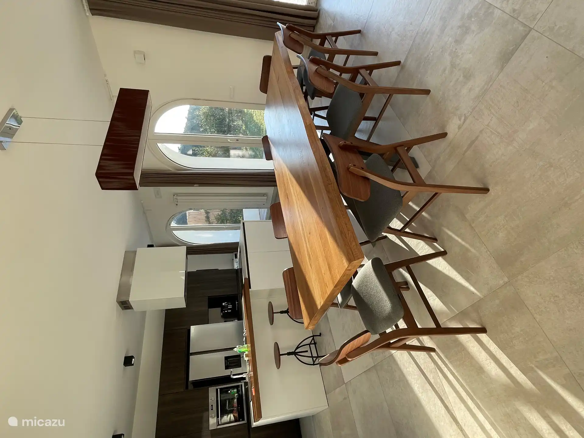 Mesa de comedor y cocina