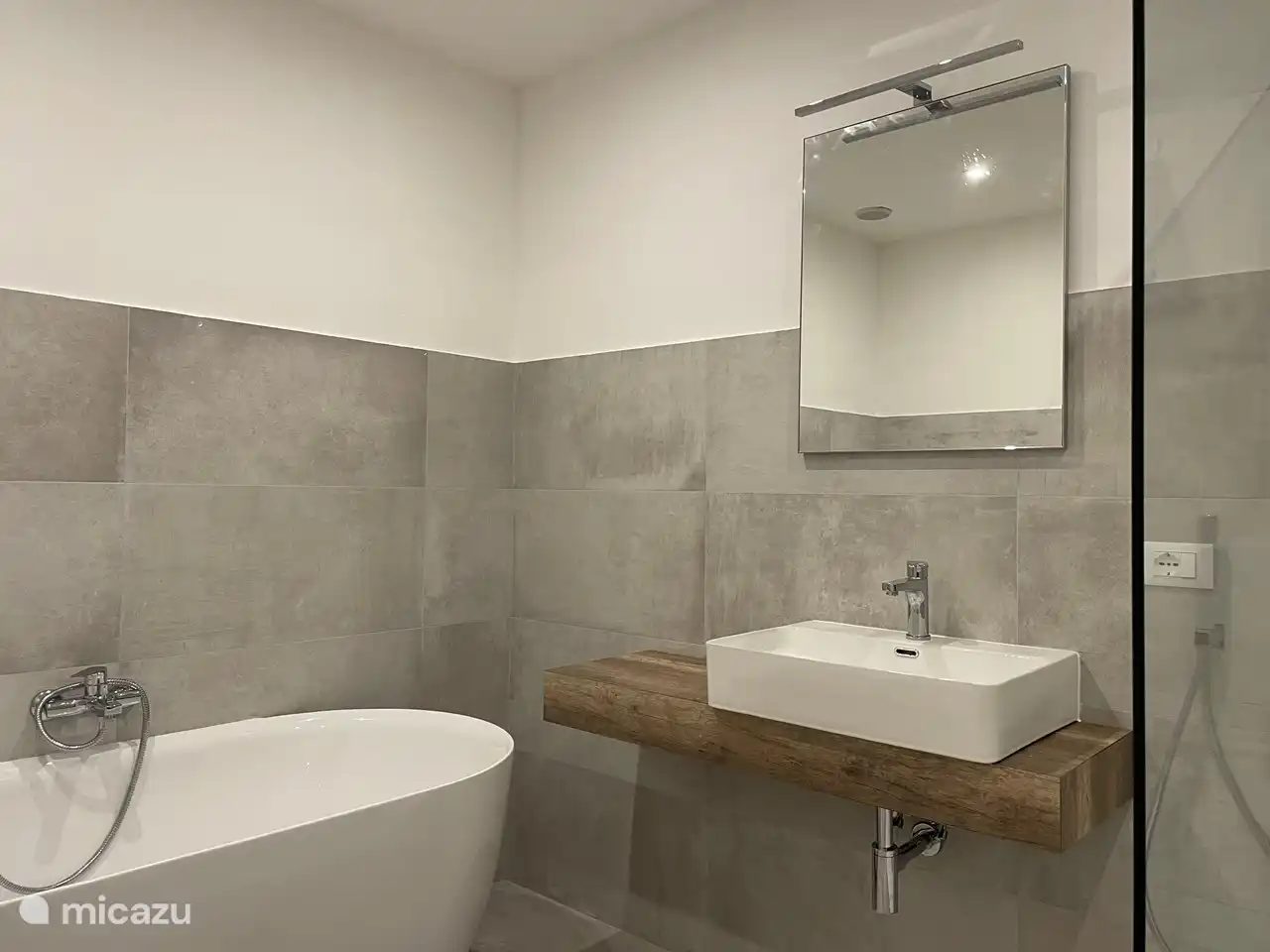 Cuarto de baño 1: bañera, lavabo, ducha de lluvia, bidé y wc.