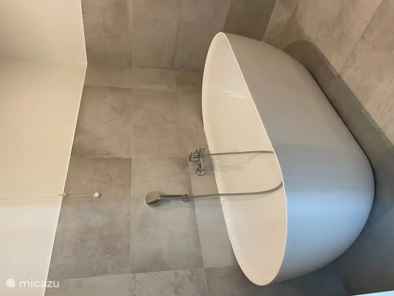 Cuarto de baño 1: bañera, lavabo, ducha de lluvia, bidé y wc.