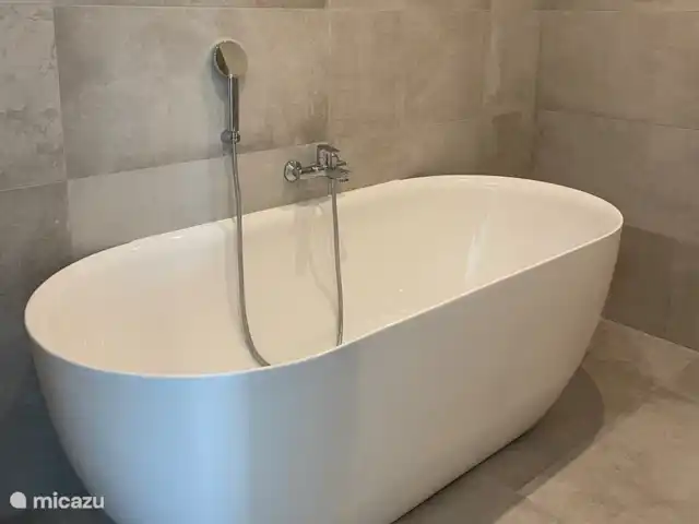 2 - Cinque Terre - Toscane - Lerici | Italie, Ligurie, Lerici - appartement Salle de bain 1 - baignoire, lavabo, douche pluie, bidet et wc