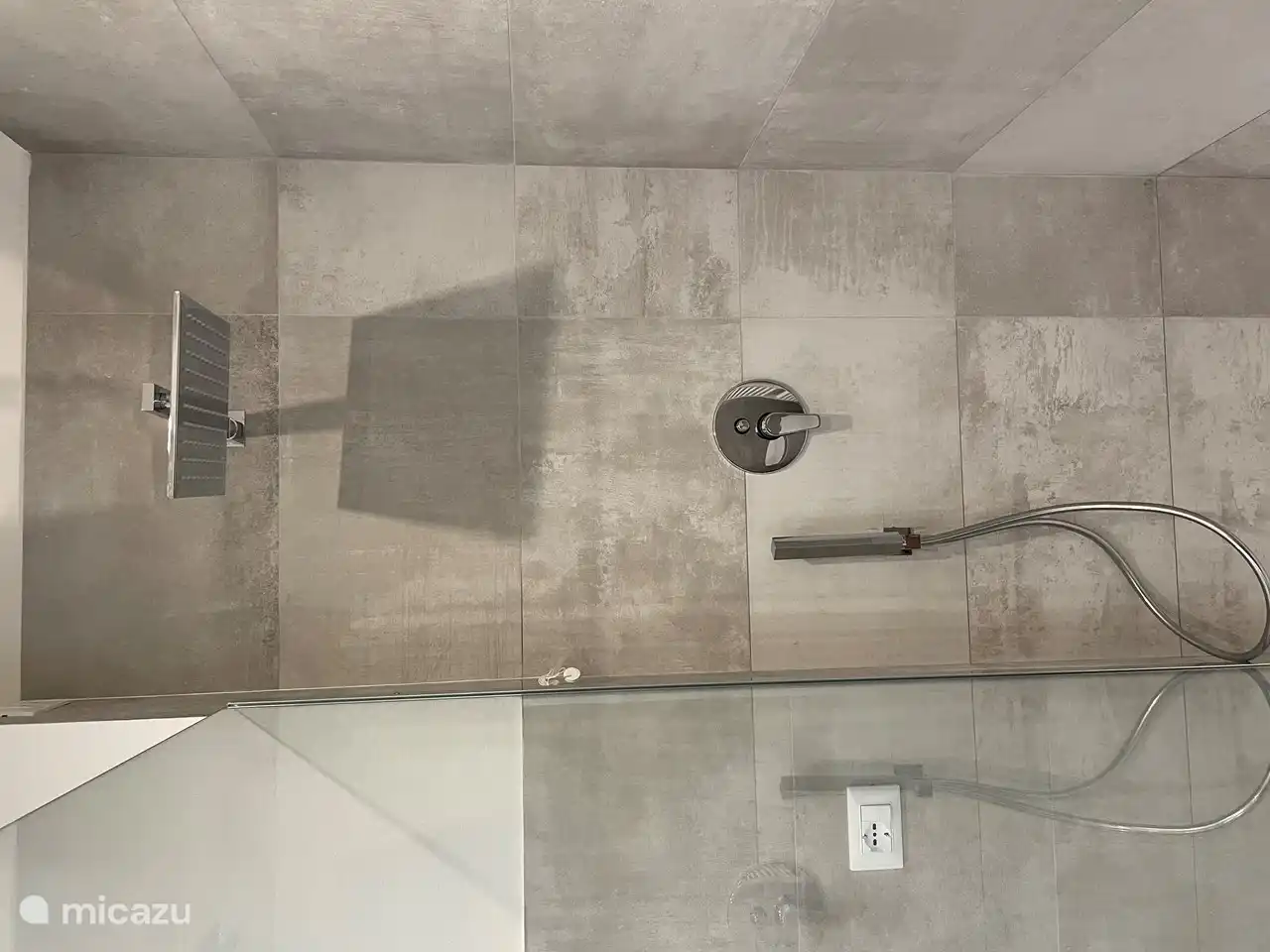 Cuarto de baño 1: bañera, lavabo, ducha de lluvia, bidé y wc.