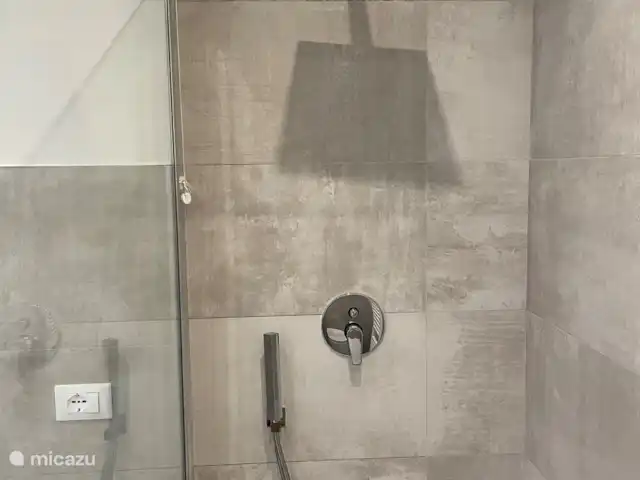 2 - Cinque Terre - Toscane - Lerici | Italie, Ligurie, Lerici - appartement Salle de bain 1 - baignoire, lavabo, douche pluie, bidet et wc