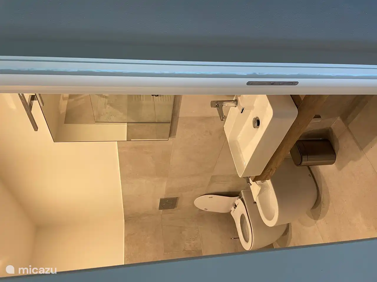 Cuarto de baño 2: lavabo, ducha de lluvia, bidé e inodoro.