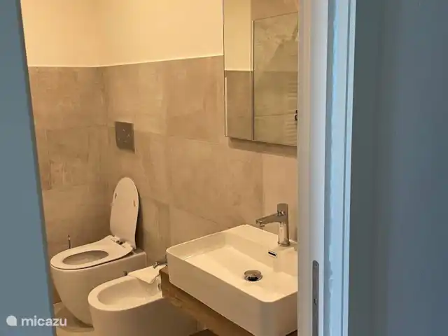 2 - Cinque Terre - Toscane - Lerici | Italie, Ligurie, Lerici - appartement Salle de bain 2 - lavabo, douche pluie, bidet et toilettes