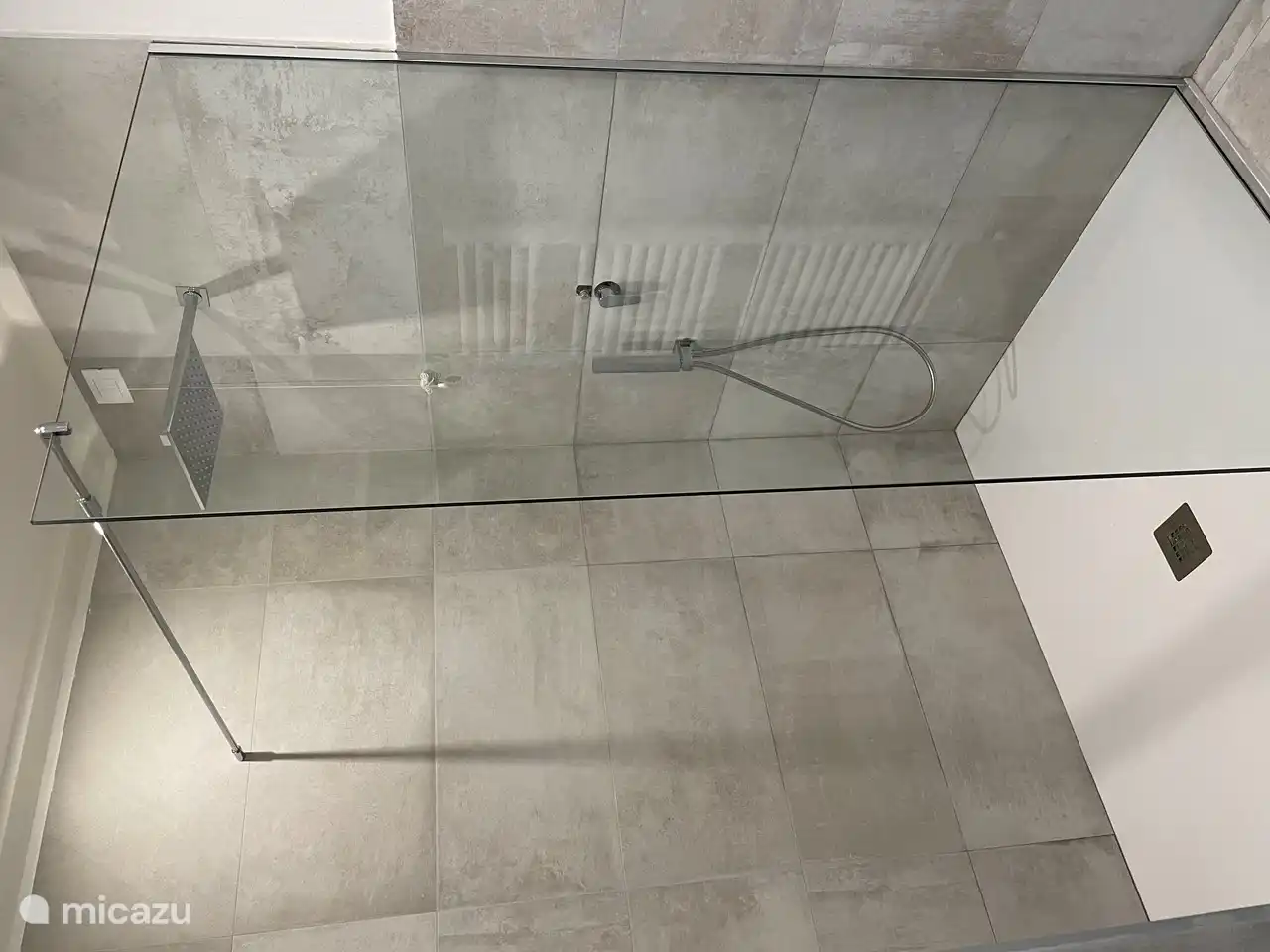 Cuarto de baño 2: lavabo, ducha de lluvia, bidé e inodoro.