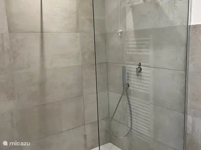 2 - Cinque Terre - Toscane - Lerici | Italie, Ligurie, Lerici - appartement Salle de bain 2 - lavabo, douche pluie, bidet et toilettes