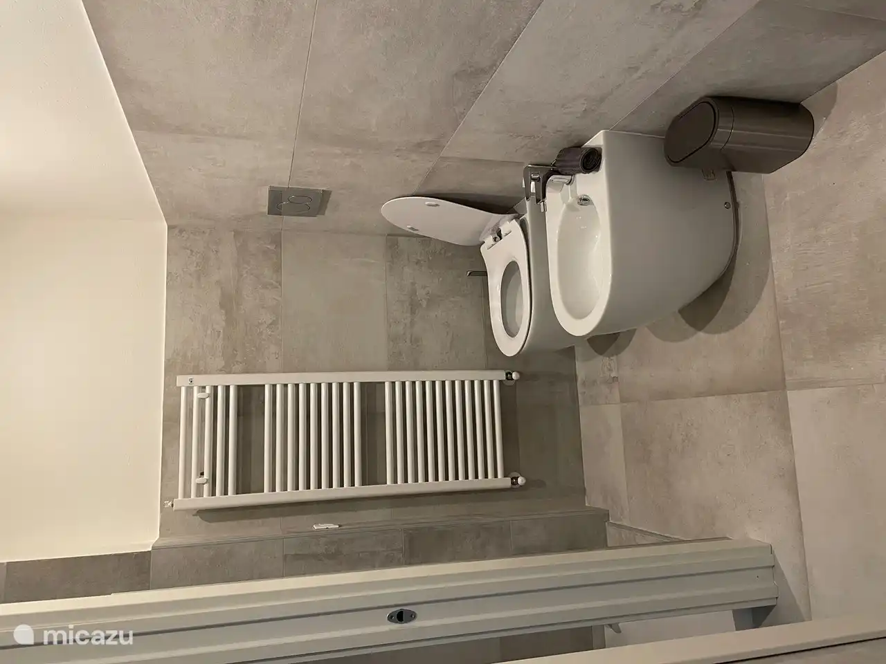 Cuarto de baño 3: lavabo, ducha de lluvia, bidé e inodoro.