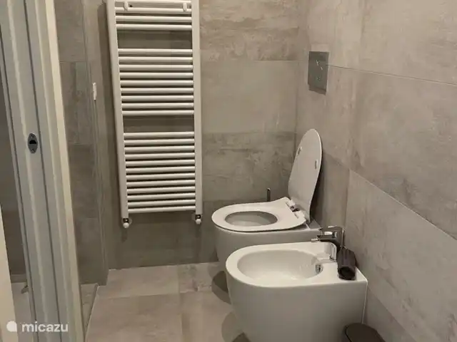 2 - Cinque Terre - Toscane - Lerici | Italie, Ligurie, Lerici - appartement Salle de bain 3 - lavabo, douche pluie, bidet et toilettes