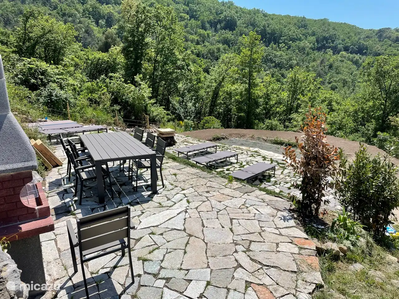 Nueva terraza con barbacoa, tumbonas y sillas de playa con vistas al parque y la bahía de La Spezia