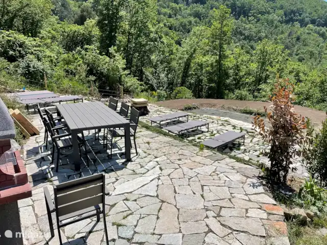 2 - Cinque Terre - Toscane - Lerici | Italie, Ligurie, Lerici - appartement Nouvelle terrasse avec barbecue, transats et chaises de plage avec vue sur le parc et la baie de La Spezia