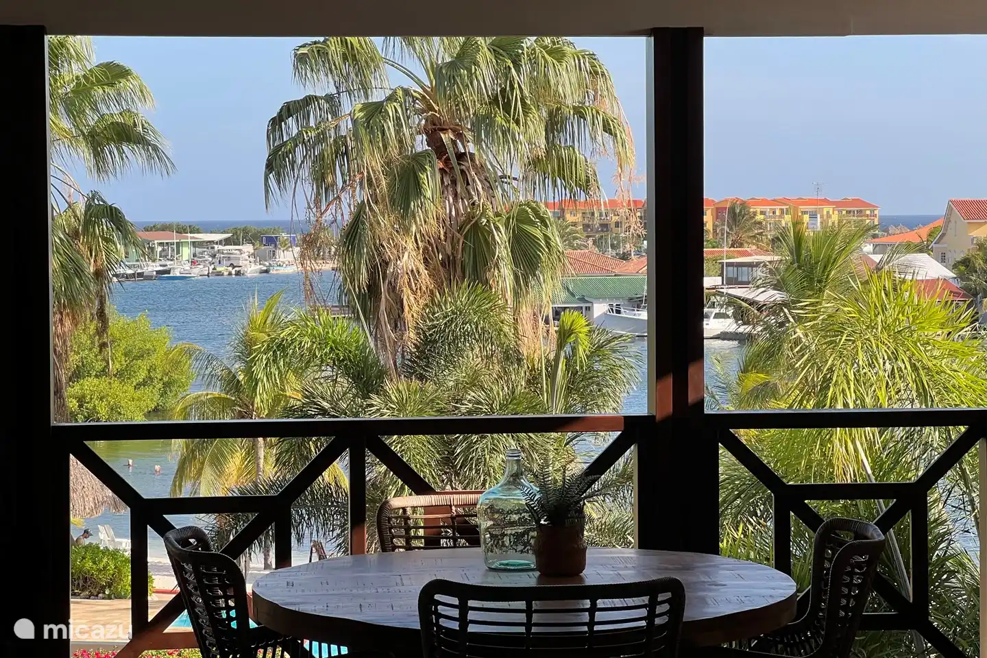 Vista sobre la piscina comunitaria y el agua española.
